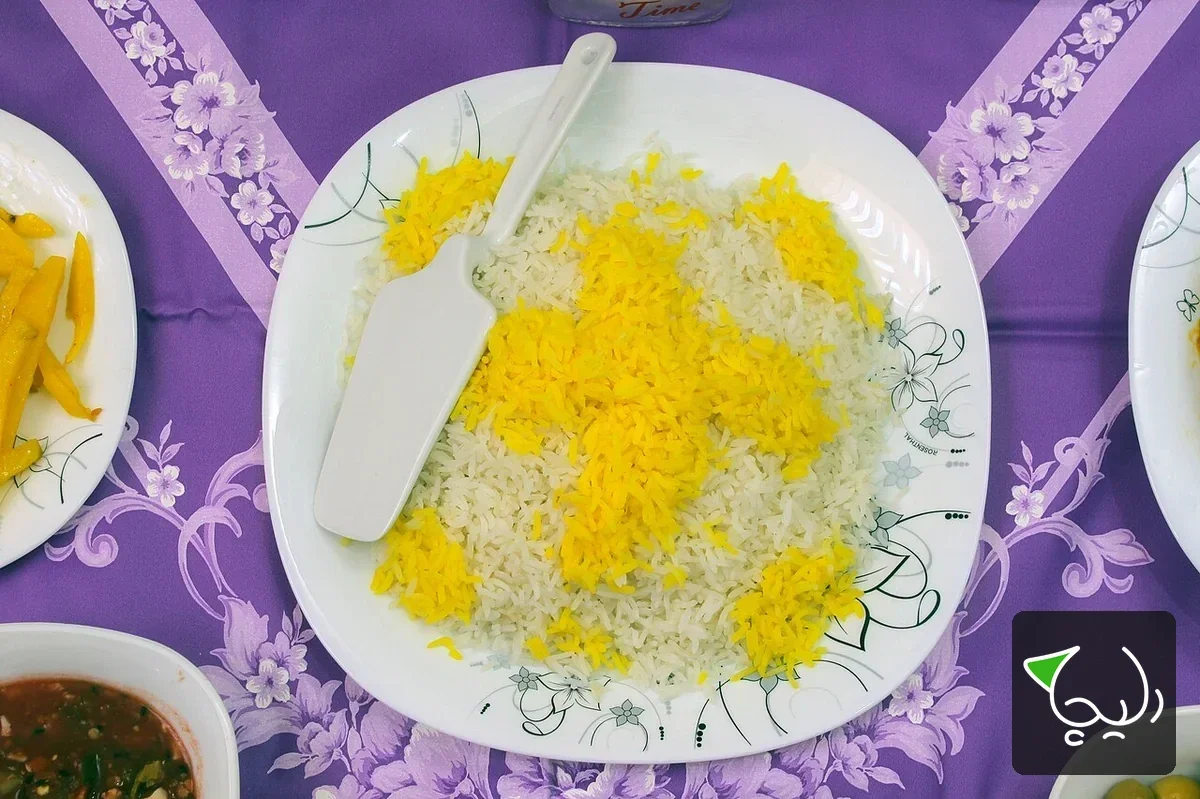 سفره ایرانی با برنج، سبزی و آجیل