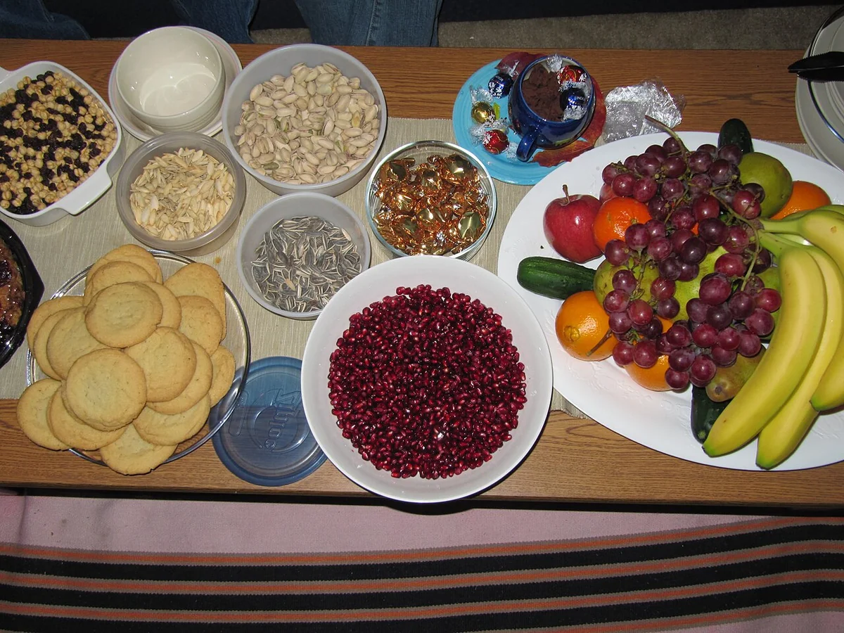 میز یلدا — آجیل و انار — مجله دلیچه