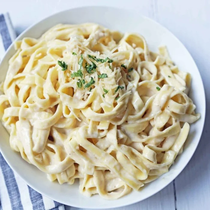 دستور fettuccine alfredo — نسخه سبک‌تر — دستور پخت دلیچه